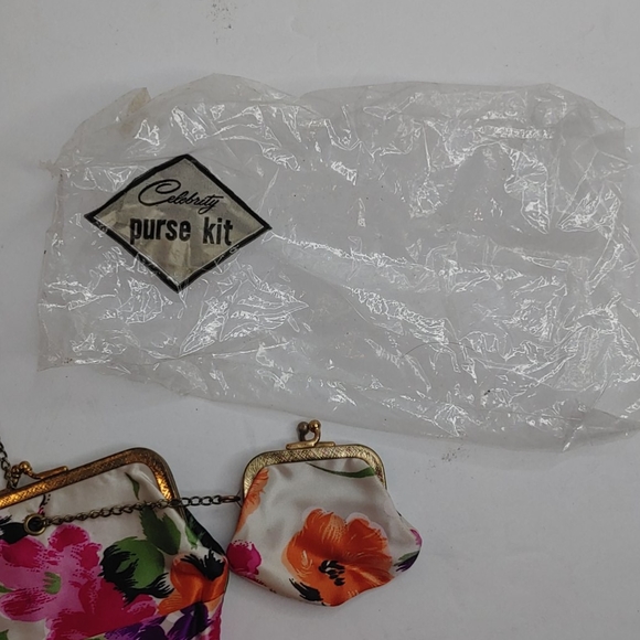 NWT Vintage Retro Celebrity Floral Purses Keychain - Picture 6 of 7